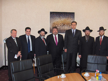 Alexandr Picevski, preşedintele Comunităţii Evreieşti din Moldova, primul din stânga, Emanuel GRINŞPUN, al doilea din stânga
